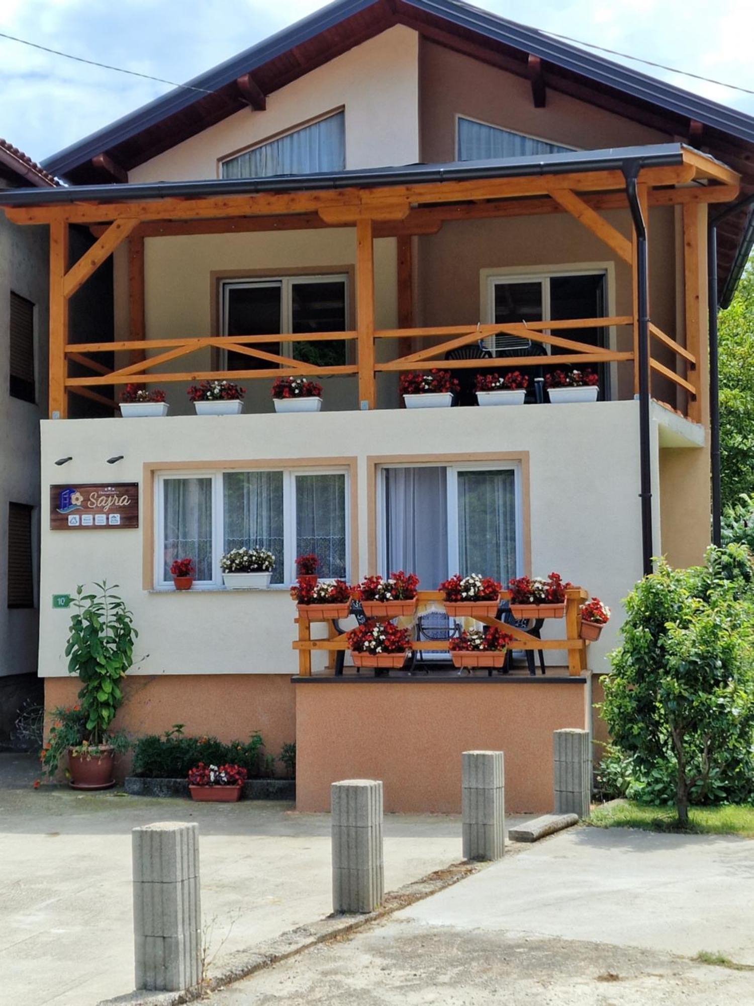 Studio Apartman Sajra Kulen Vakuf Exterior foto