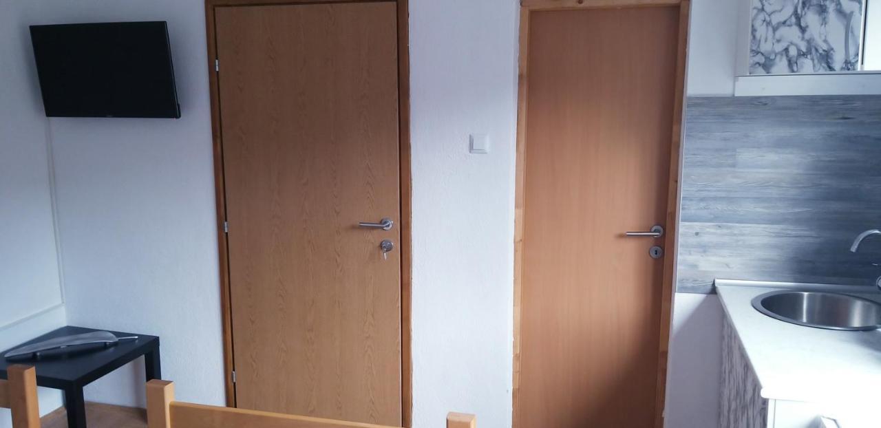 Studio Apartman Sajra Kulen Vakuf Exterior foto
