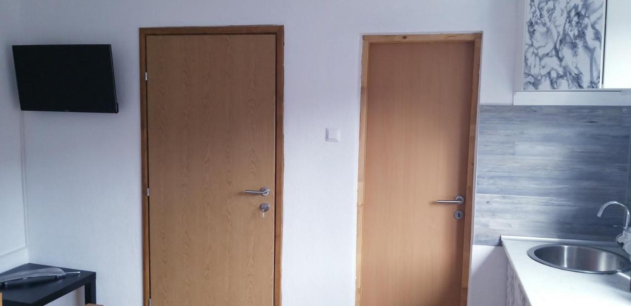 Studio Apartman Sajra Kulen Vakuf Exterior foto